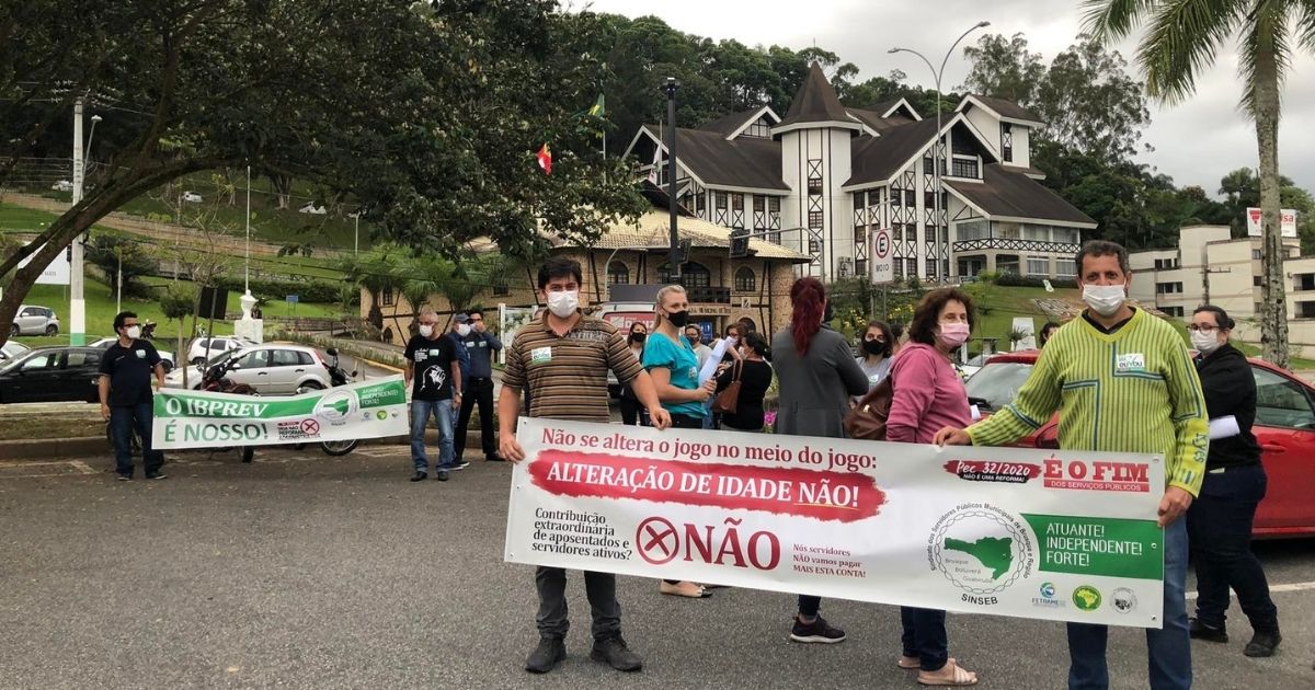 Insatisfeitos por falta de reajuste, servidores fazem manifestação em frente à Câmara de Brusque