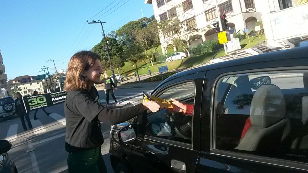 Assistentes Sociais realizam manifestação em frente à Prefeitura de Brusque