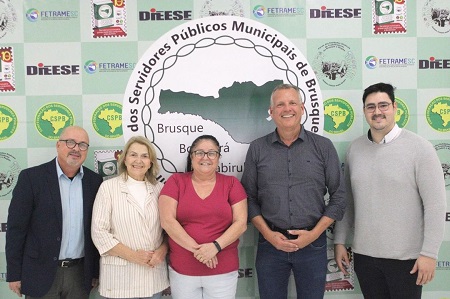 Na tarde desta última quinta-feira, 17 de agosto, o SINSEB recebeu a visita do candidato a Prefeito de Brusque, Paulo Eccel, acompanhado da candida...